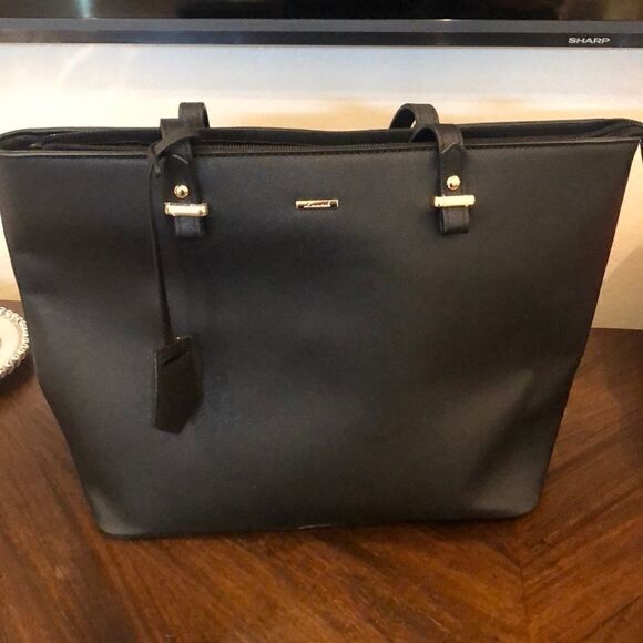 NWOT black spacious chic Tote never been used - Picture 1 of 4